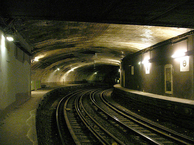 640px-Metro_de_Paris_-_Ligne_2_-_Victor_Hugo_-_Station_abandonnee_01
